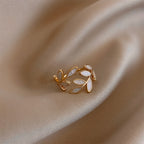 Pria – Stilvoller Ring aus Weißem Opal und Blatt