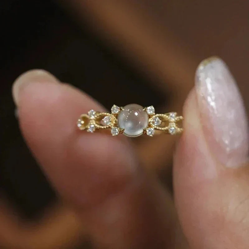 Sienna – Ring mit Mondstein Handgefasst