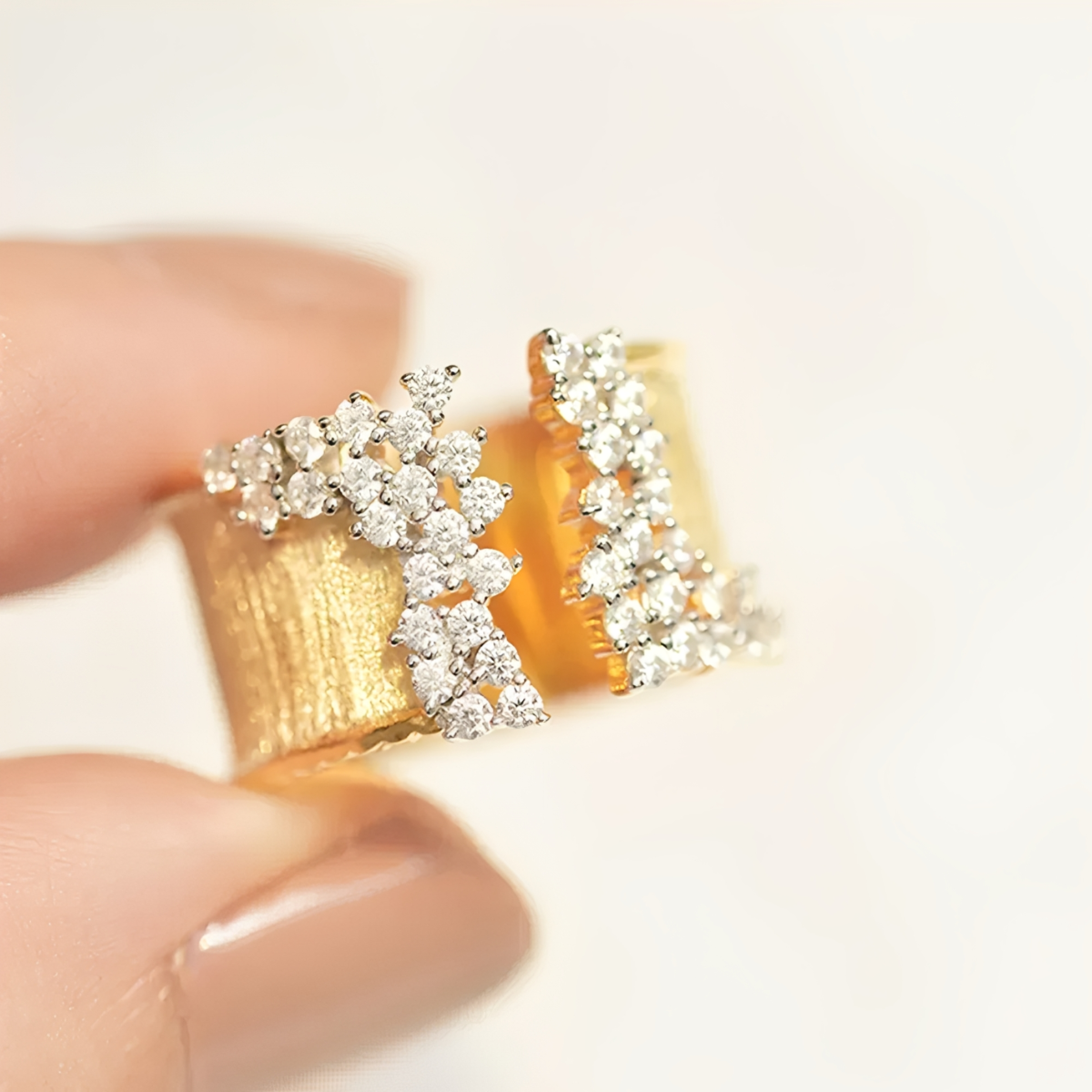 Damen verstellbarer offener Statement-Ring mit strukturiertem Band und Steindetails