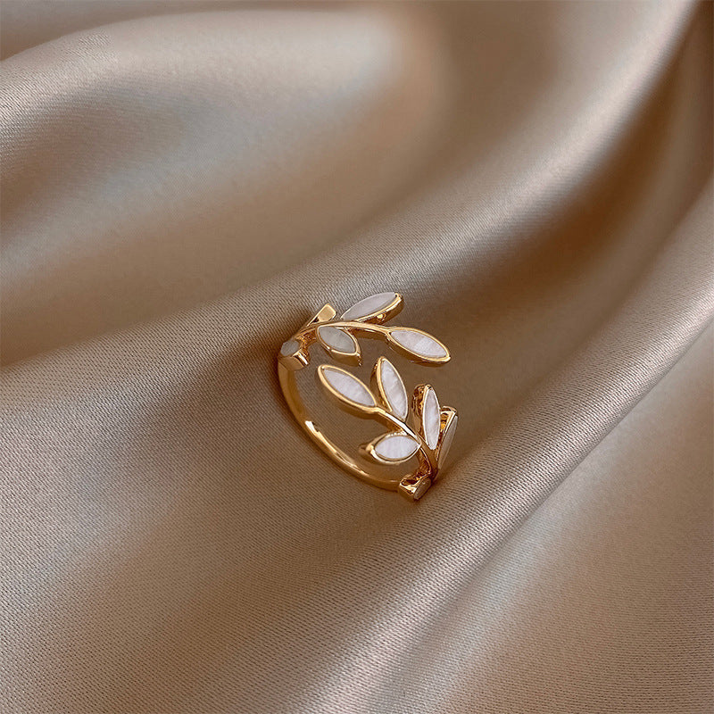 Pria – Stilvoller Ring aus Weißem Opal und Blatt
