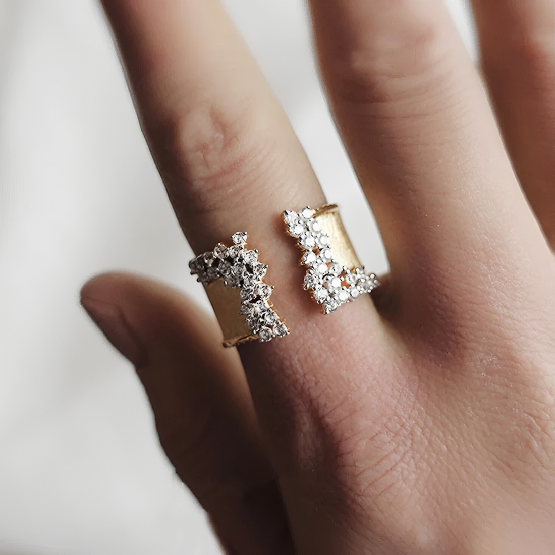 Damen verstellbarer offener Statement-Ring mit strukturiertem Band und Steindetails