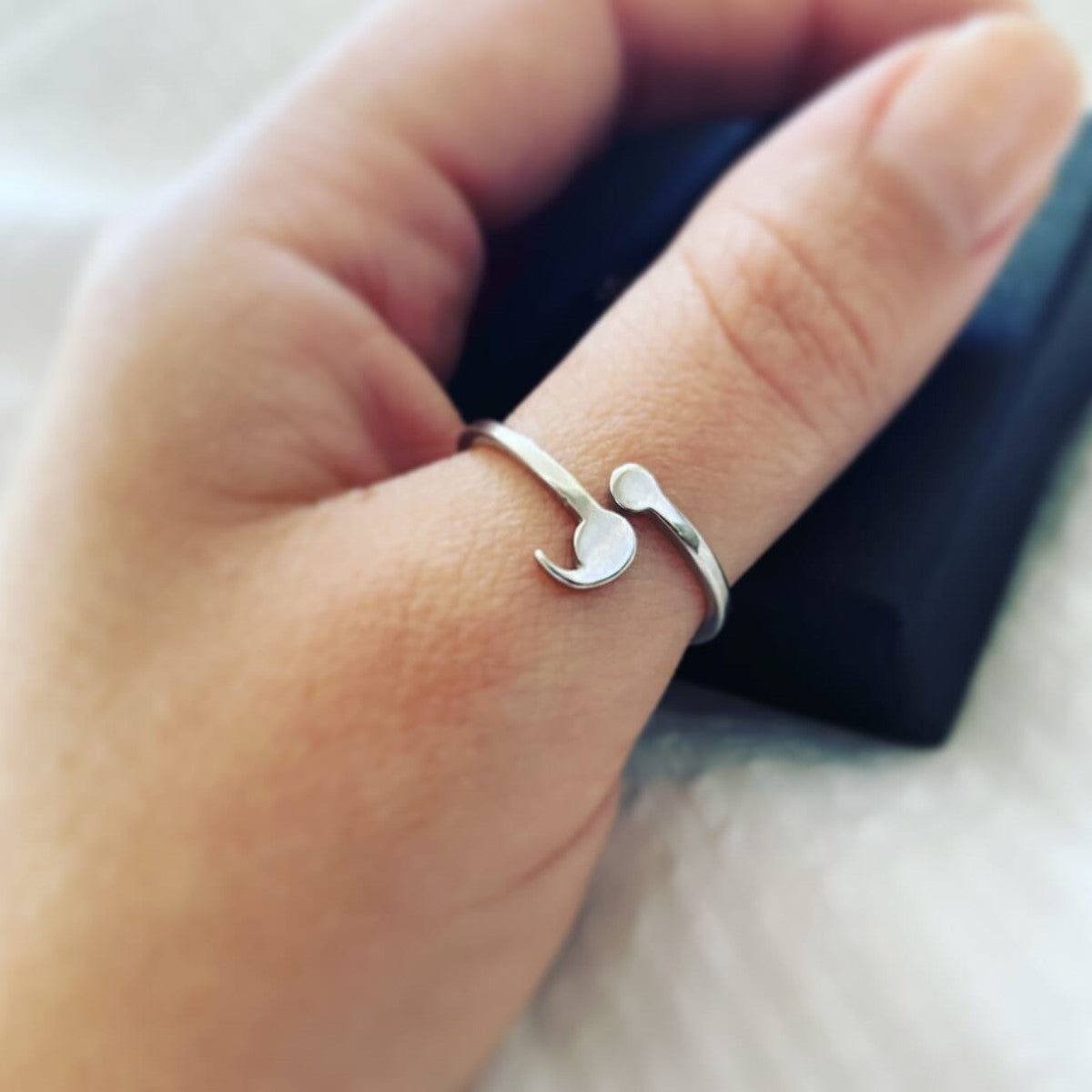 Schlanker Semikolon-Ring - Stärke-Ring