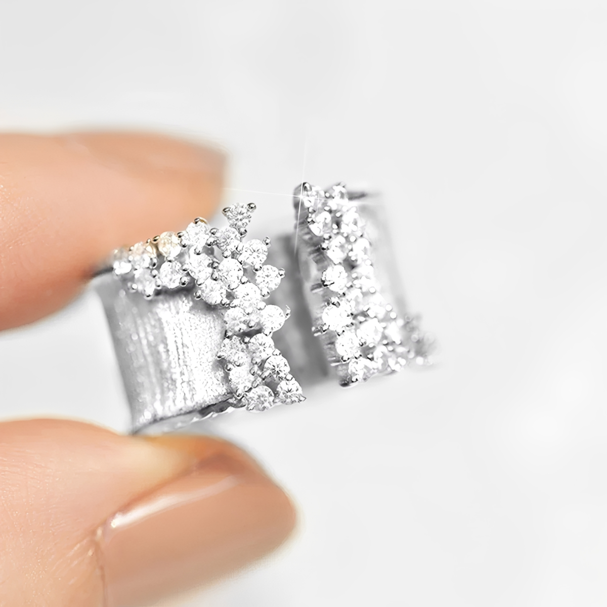 Damen verstellbarer offener Statement-Ring mit strukturiertem Band und Steindetails