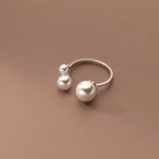 Clara – Anpassbarer Ring mit Süßwasserperle und Dreiecksform