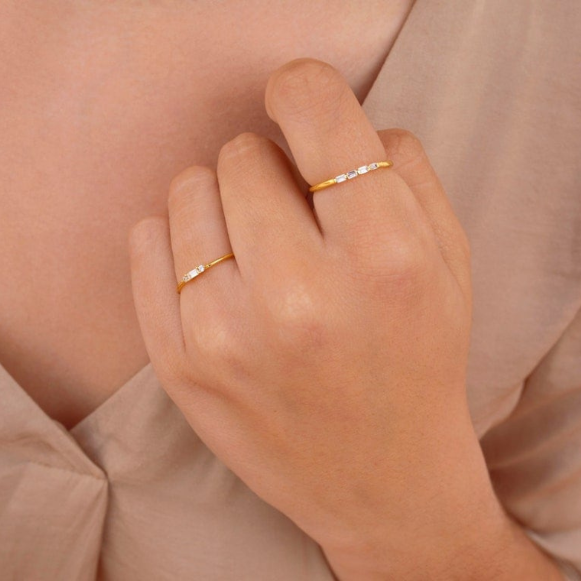 Kleiner Baguette - Zierlicher runder CZ Ring