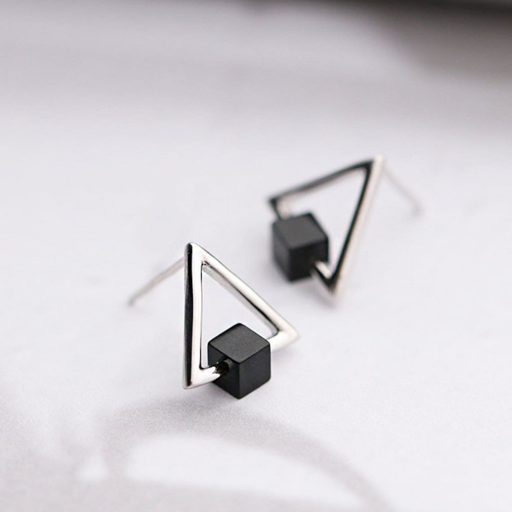 Geometrisches Dreieck - Schwarze Würfel-Ohrringe