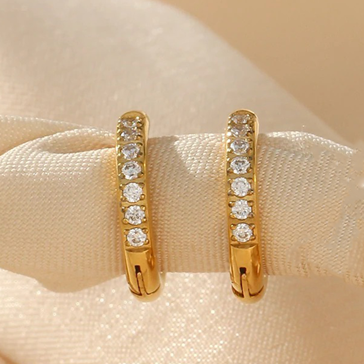 Jane – Huggie Creolen mit Zirkonia in Gold