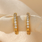 Jane – Huggie Creolen mit Zirkonia in Gold
