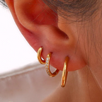 Jane – Huggie Creolen mit Zirkonia in Gold