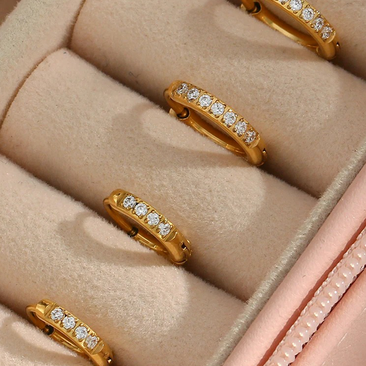 Jane – Huggie Creolen mit Zirkonia in Gold