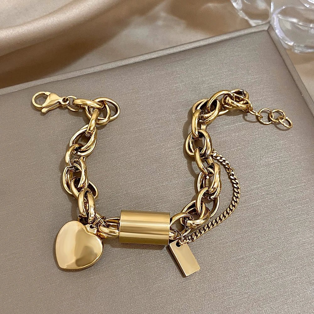 Statement-Kettenarmband für Damen mit Herzanhängern und mehrlagigen Kettendetails