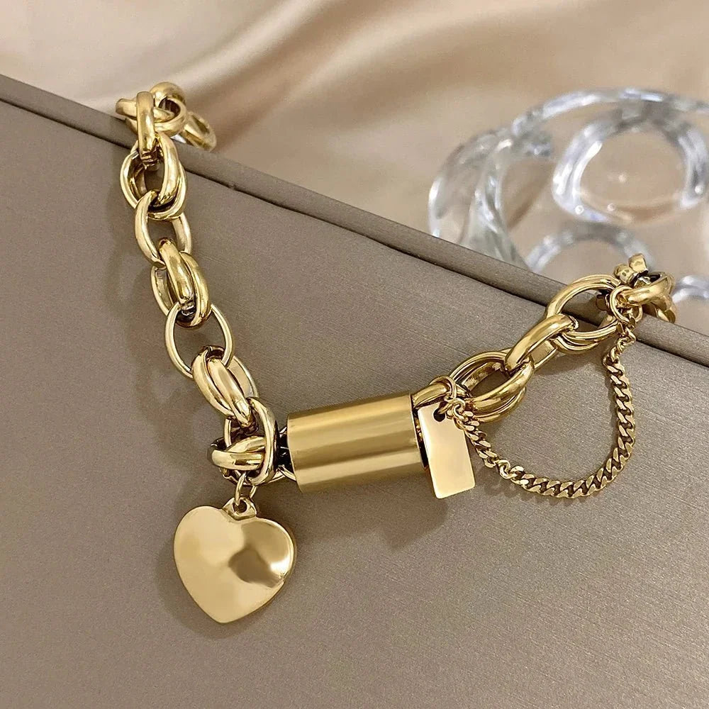 Statement-Kettenarmband für Damen mit Herzanhängern und mehrlagigen Kettendetails