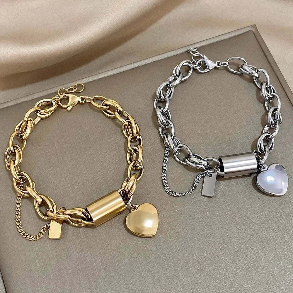 Statement-Kettenarmband für Damen mit Herzanhängern und mehrlagigen Kettendetails