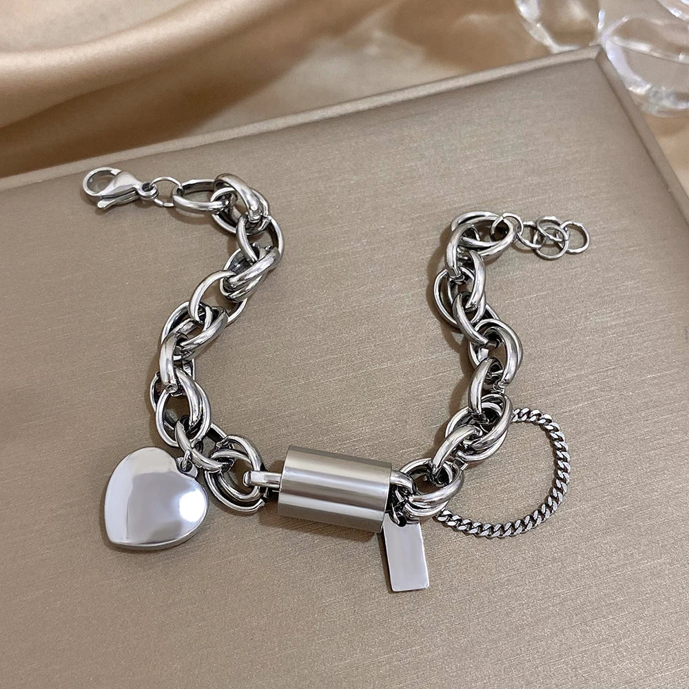 Statement-Kettenarmband für Damen mit Herzanhängern und mehrlagigen Kettendetails