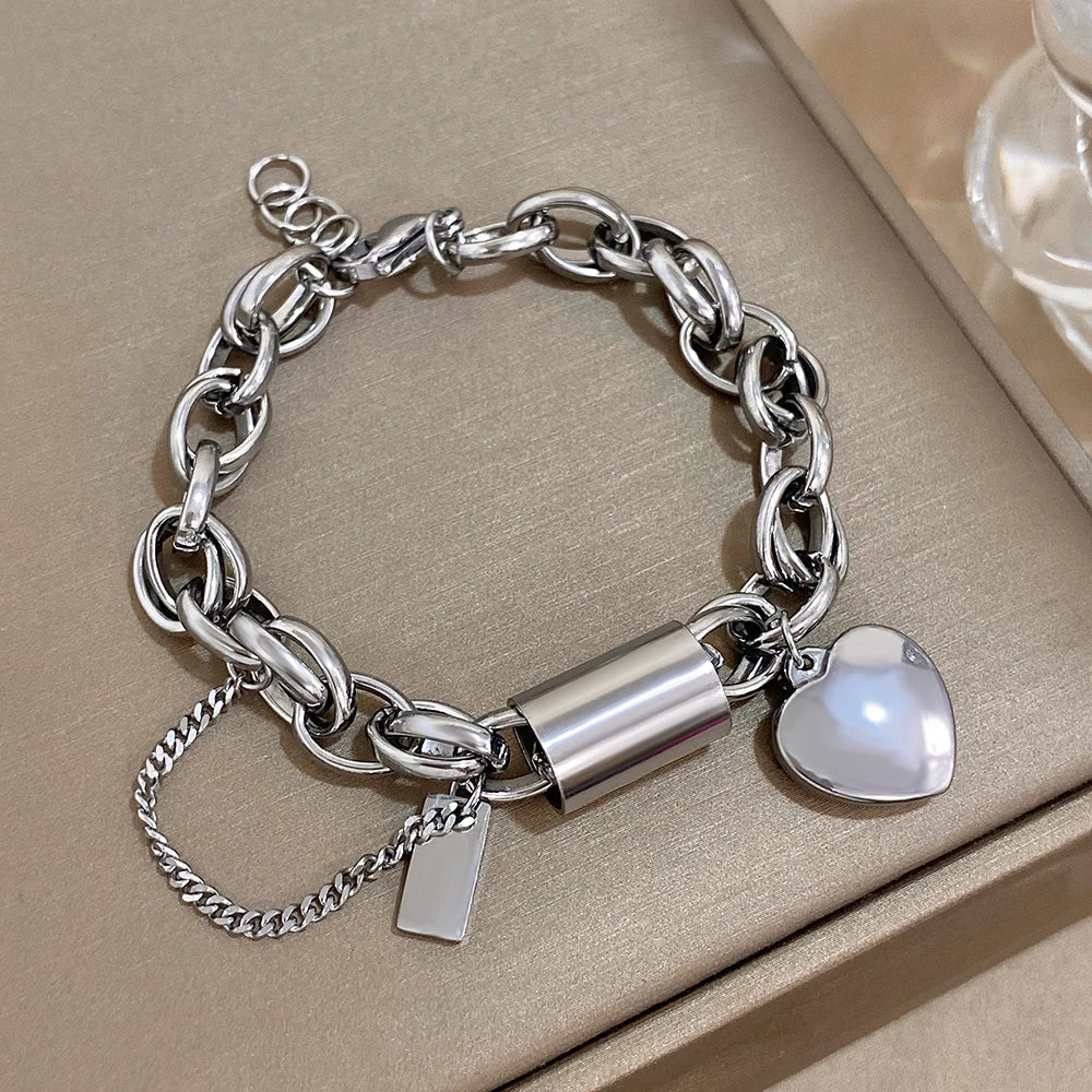 Statement-Kettenarmband für Damen mit Herzanhängern und mehrlagigen Kettendetails