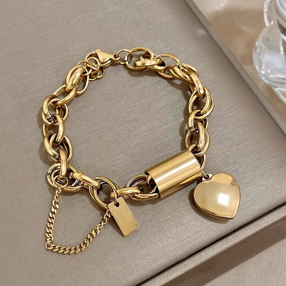 Statement-Kettenarmband für Damen mit Herzanhängern und mehrlagigen Kettendetails