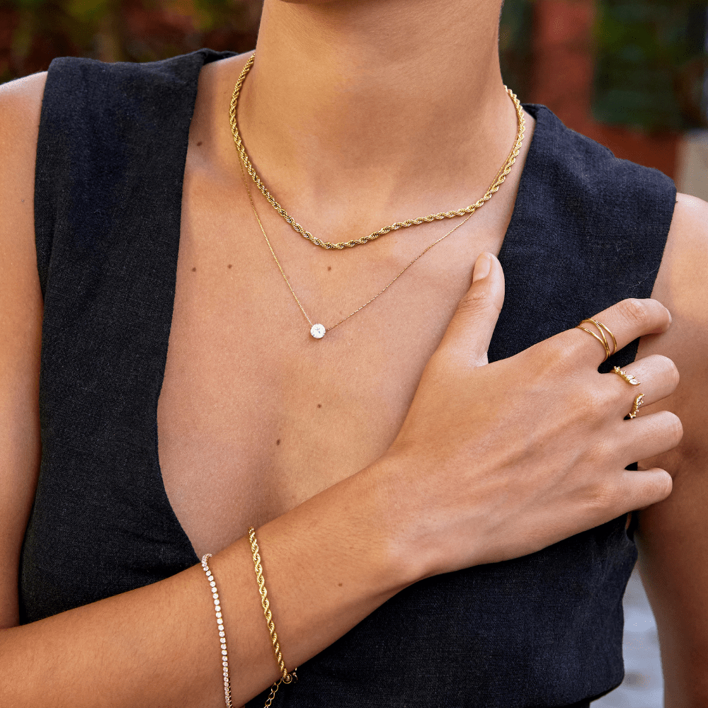 Amaris – Elegante goldene Halskette mit rundem Kristall