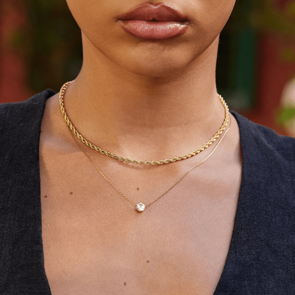Amaris – Elegante goldene Halskette mit rundem Kristall