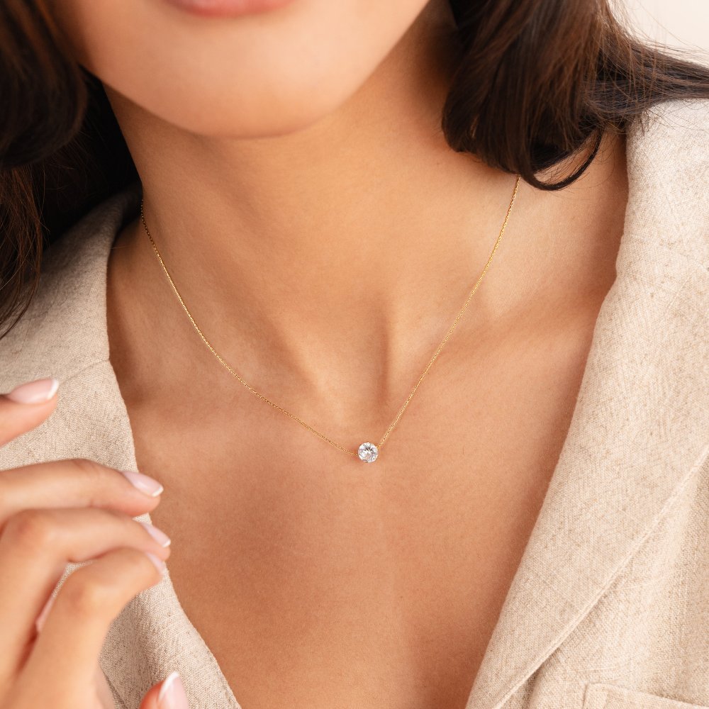 Amaris – Elegante goldene Halskette mit rundem Kristall
