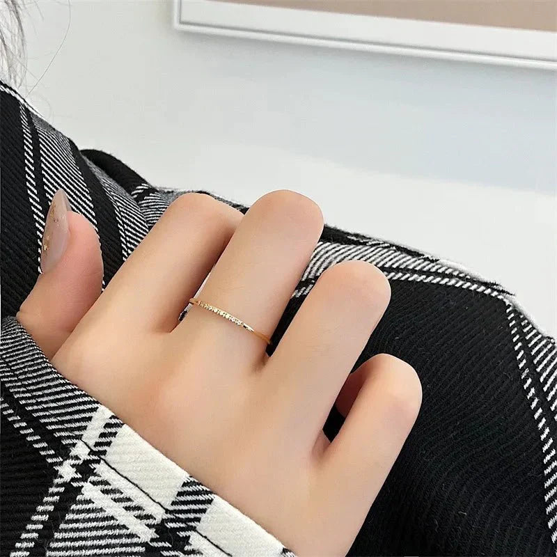 Alana – Zarter Ring mit gesprenkelten Diamanten