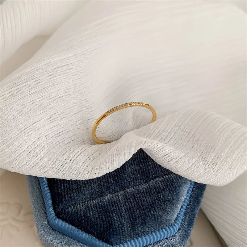 Alana – Zarter Ring mit gesprenkelten Diamanten