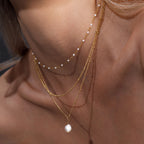 Aveline – Doppelte Halskette mit Goldperlen und Emaille