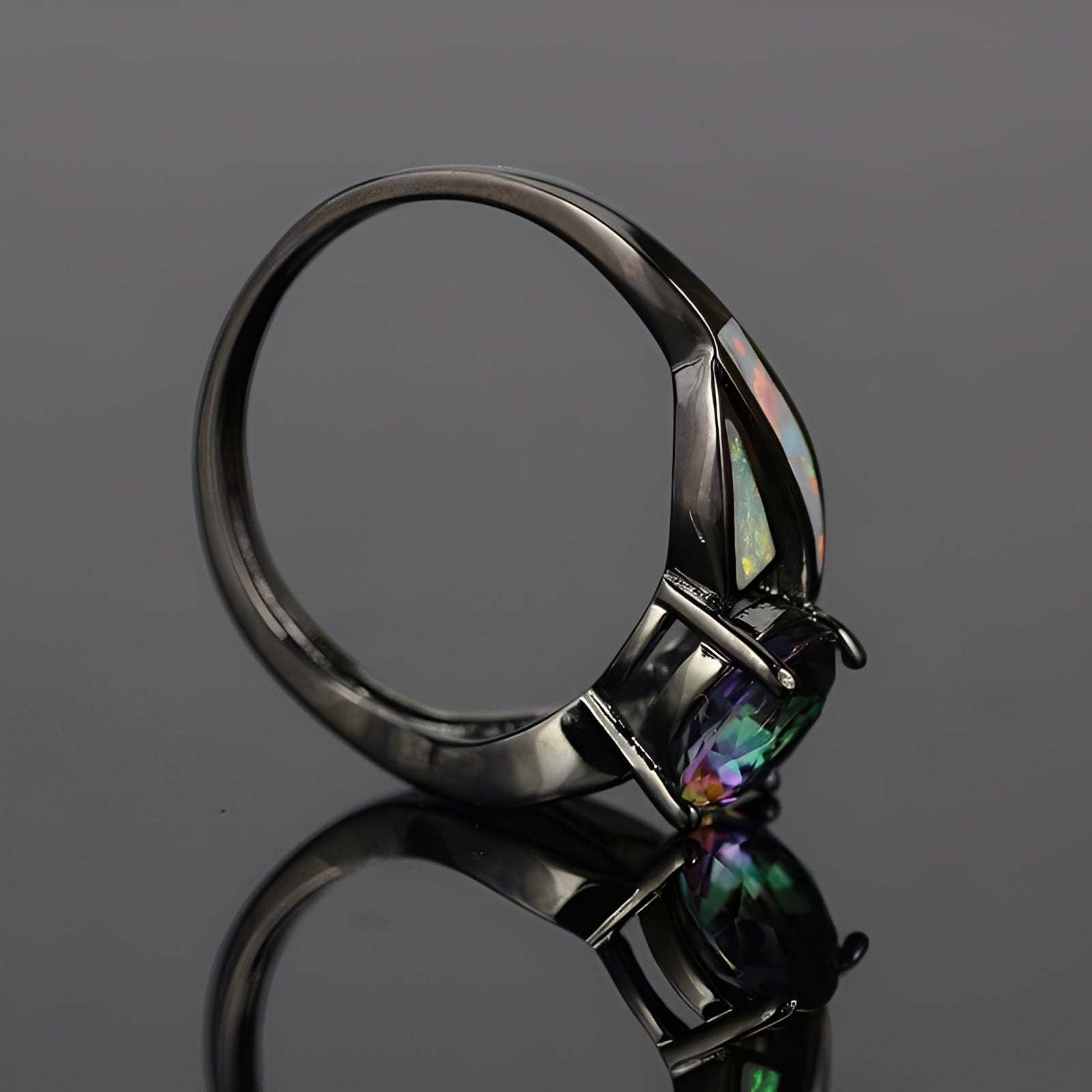 Mirella – Ring mit Regenbogen-Opal und Topas