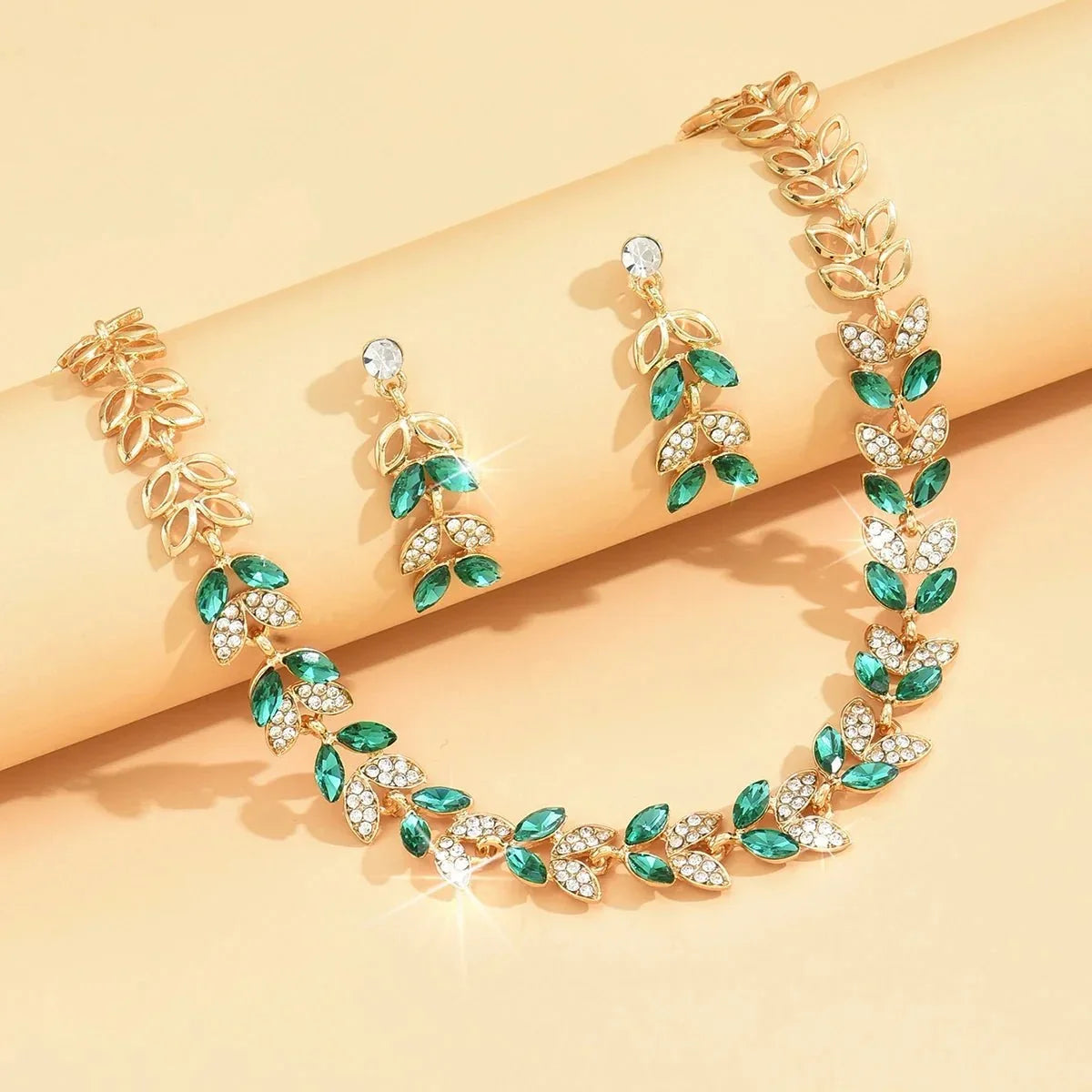 3-teiliges Damen-Schmuckset mit Blattmotiv und Steinakzenten