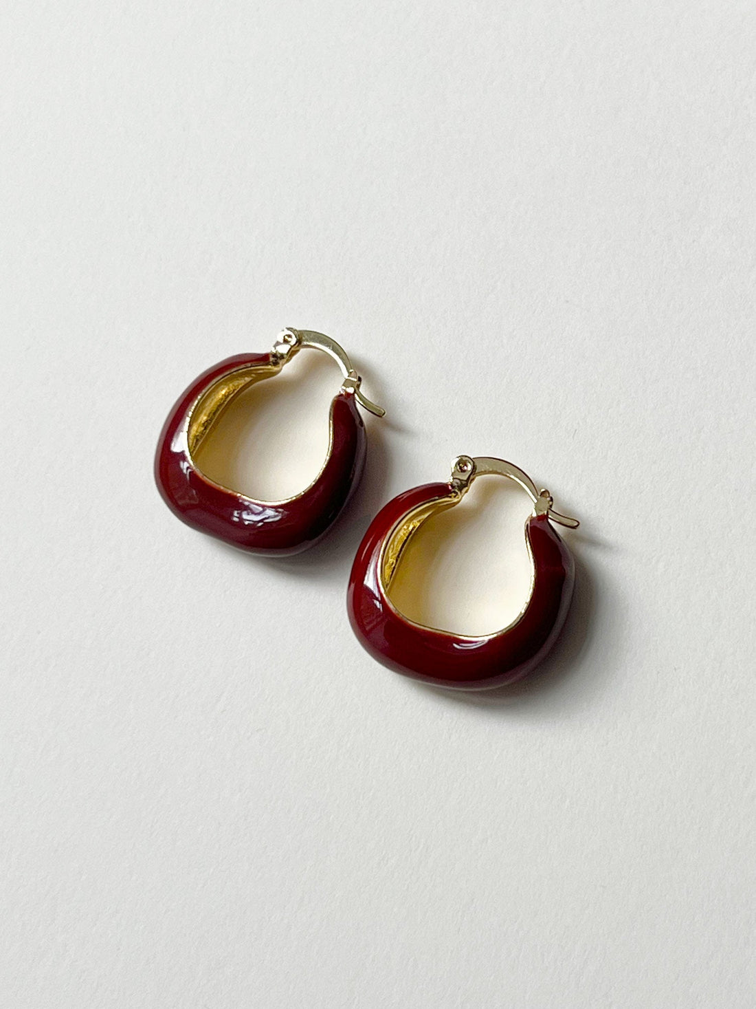 Weinrote elegante Emaille- Creolen
