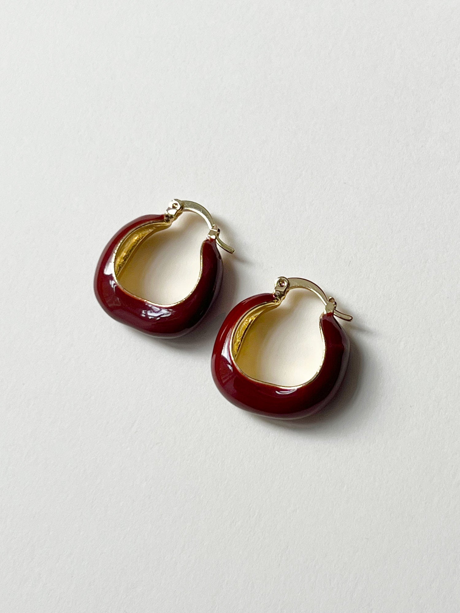 Weinrote elegante Emaille- Creolen
