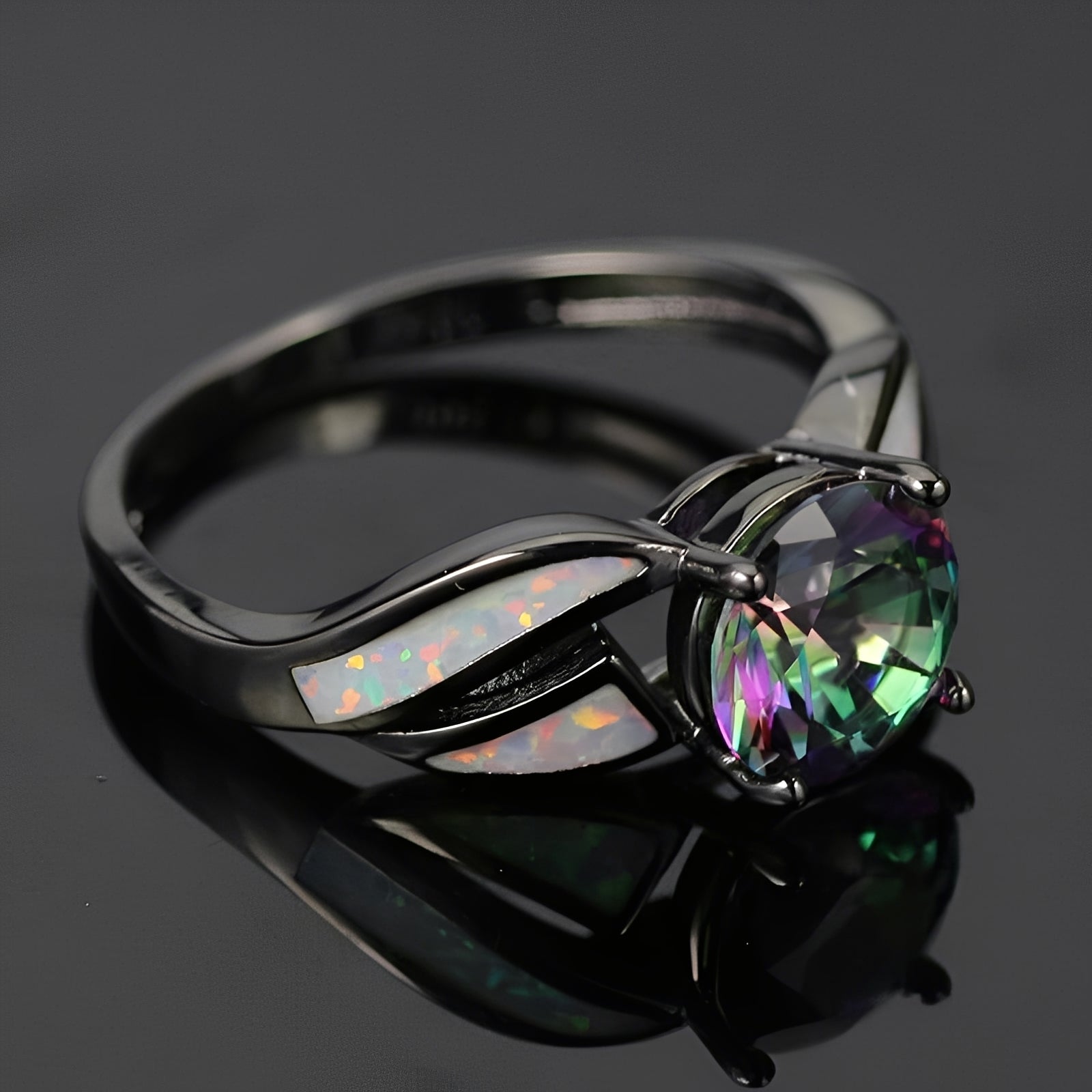 Mirella – Ring mit Regenbogen-Opal und Topas