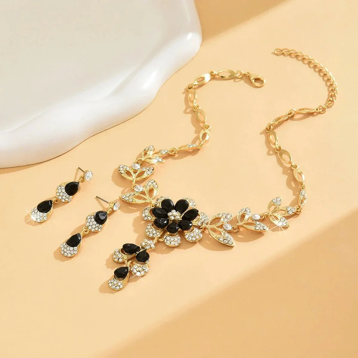 Damen Schmuckset mit floraler Halskette und Ohrringen im Blumenmotiv und Steindetails