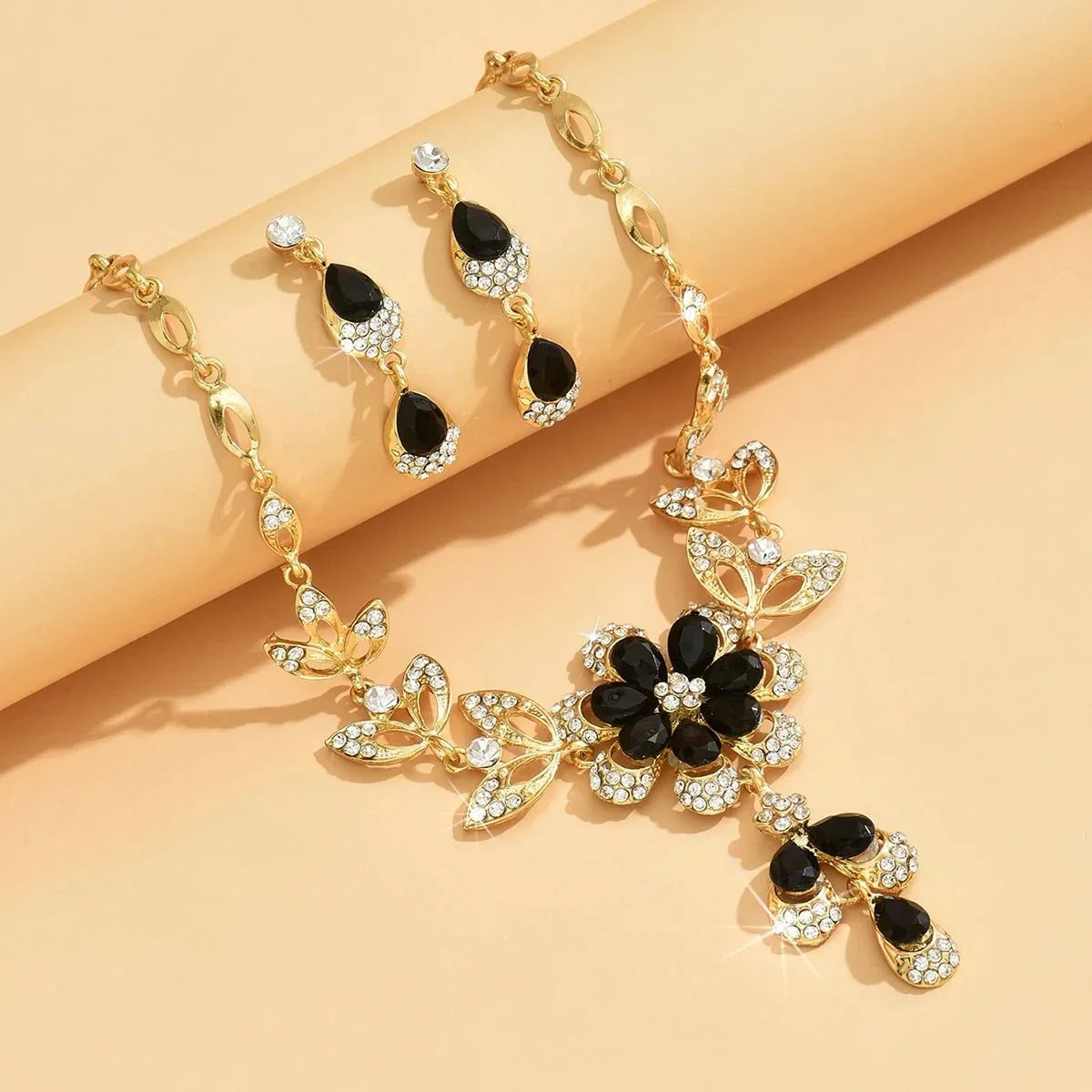 Damen Schmuckset mit floraler Halskette und Ohrringen im Blumenmotiv und Steindetails
