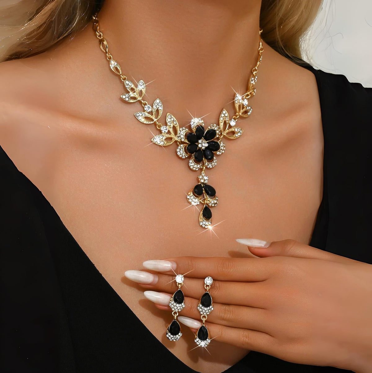Damen Schmuckset mit floraler Halskette und Ohrringen im Blumenmotiv und Steindetails