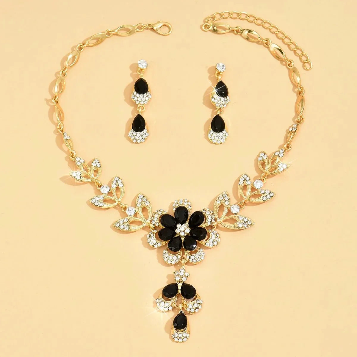 Damen Schmuckset mit floraler Halskette und Ohrringen im Blumenmotiv und Steindetails