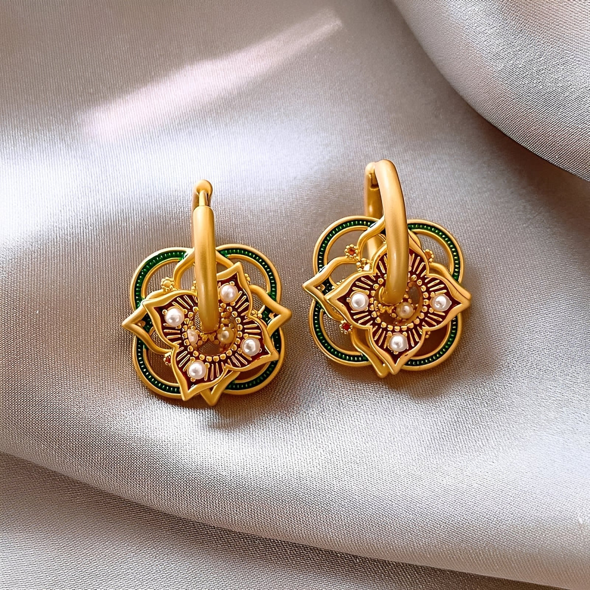 Jhumka-Ohrringe für Damen mit geometrischem Rangoli-Muster und dekorativen Details