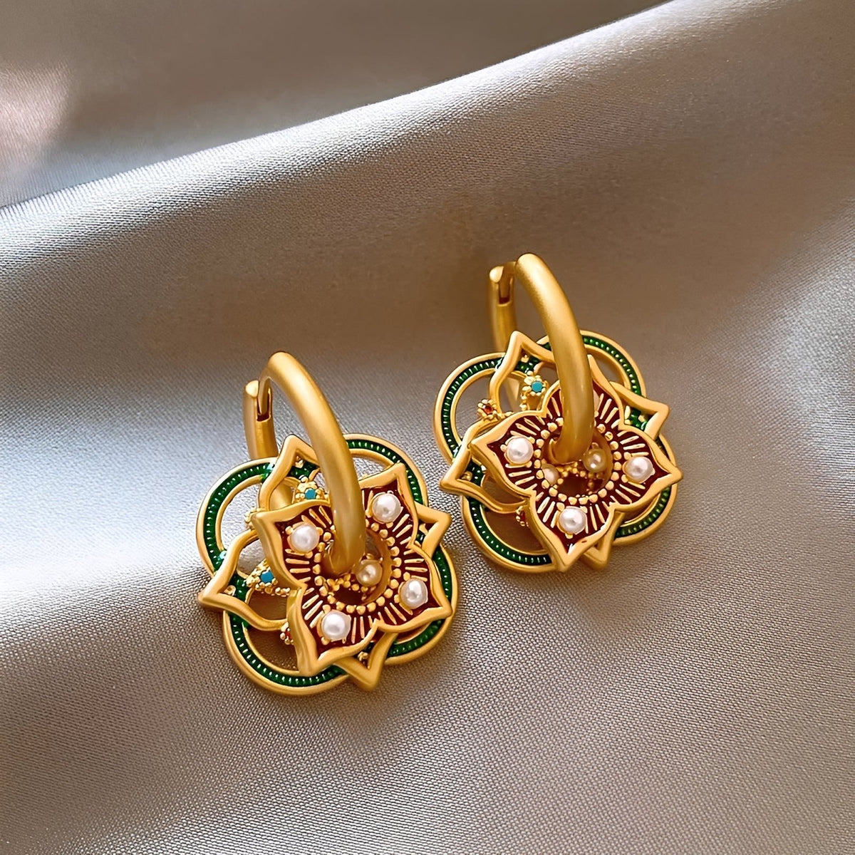 Jhumka-Ohrringe für Damen mit geometrischem Rangoli-Muster und dekorativen Details