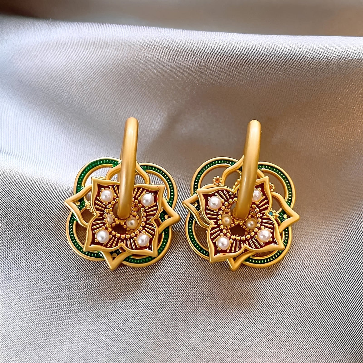 Jhumka-Ohrringe für Damen mit geometrischem Rangoli-Muster und dekorativen Details