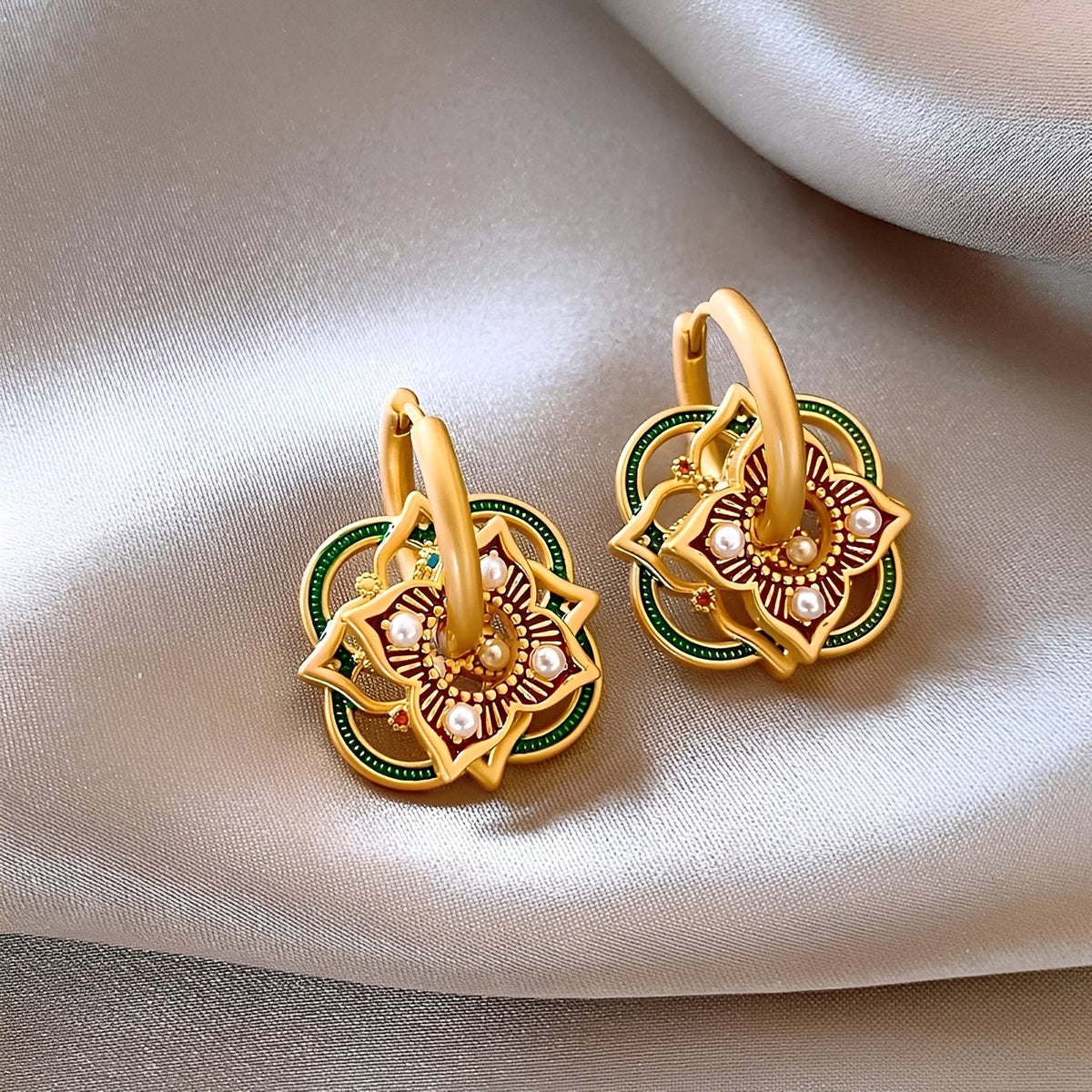Jhumka-Ohrringe für Damen mit geometrischem Rangoli-Muster und dekorativen Details