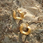 Anja – Goldene Kreolen mit gewelltem Design