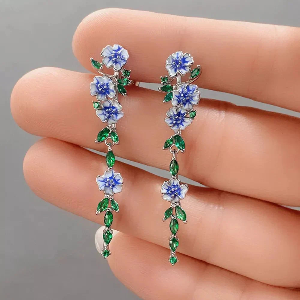 Yara – Hängende Ohrringe in Blumenblau
