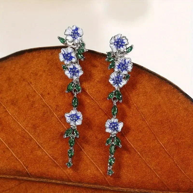 Yara – Hängende Ohrringe in Blumenblau