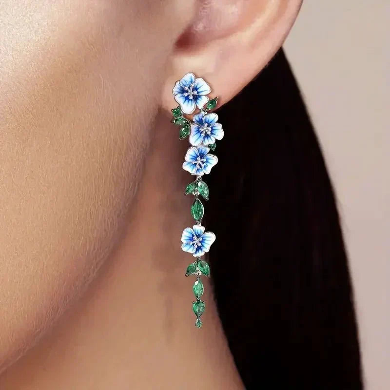 Yara – Hängende Ohrringe in Blumenblau