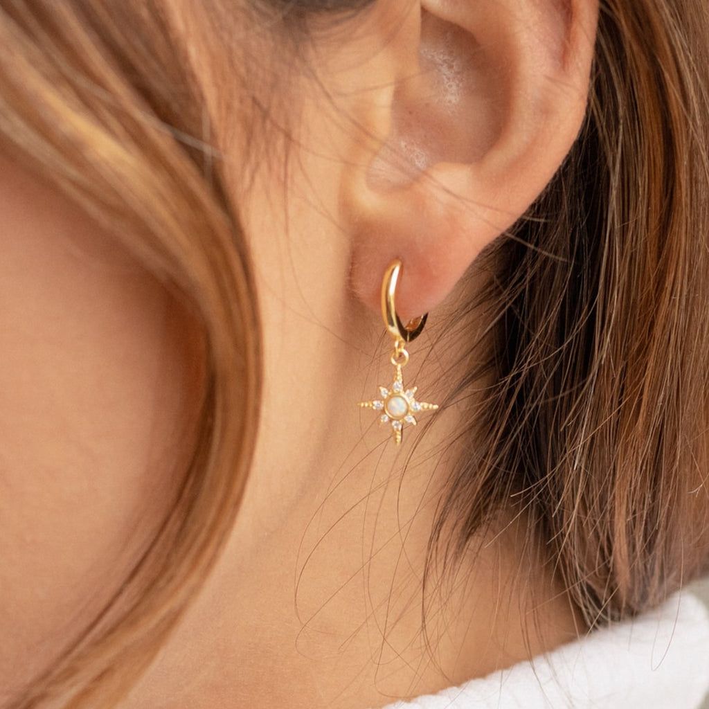 Starburst Opal Huggie Ohrringe - Zirkon Sterne-Ohrringe