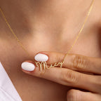Frosted Letter Halskette - Signature Halskette