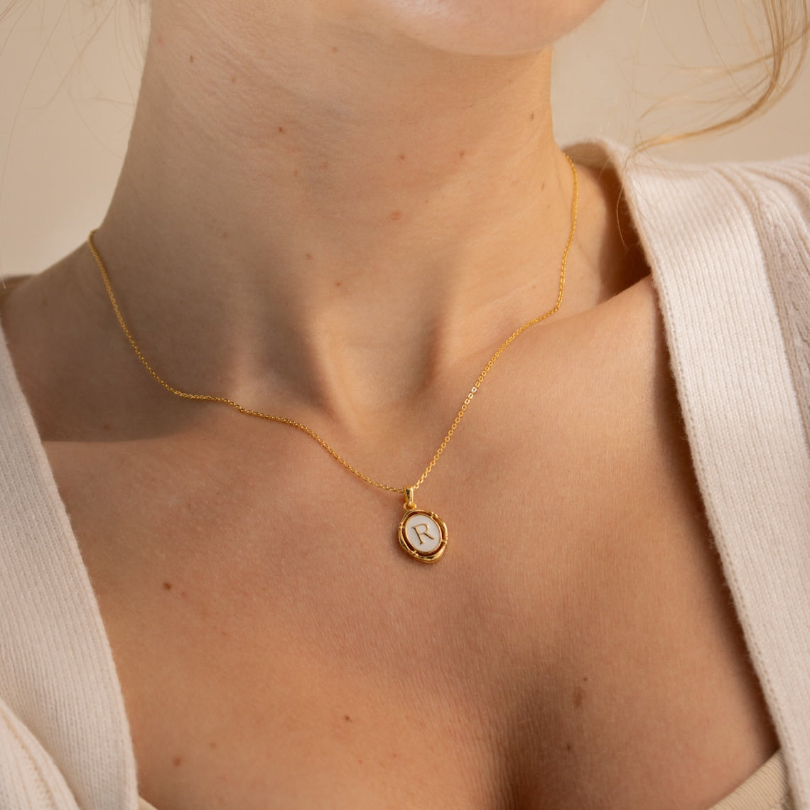 Halskette mit Initialen-Anhänger - Halskette aus heller Emaille und Gold