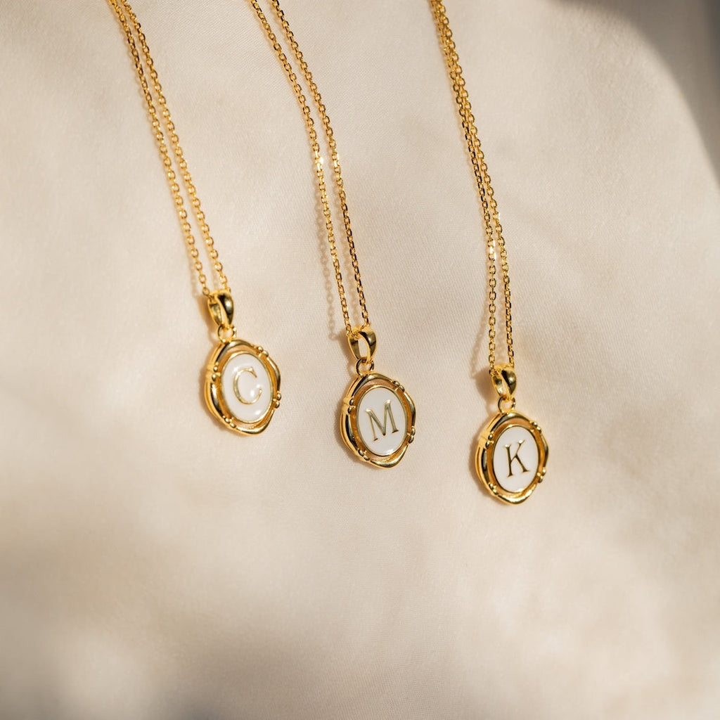 Halskette mit Initialen-Anhänger - Halskette aus heller Emaille und Gold