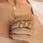 Halskette mit Initialen-Anhänger - Halskette aus heller Emaille und Gold