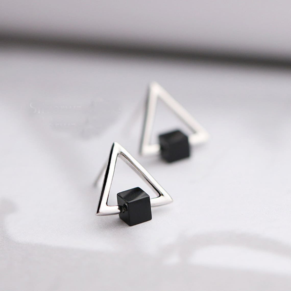Geometrisches Dreieck - Schwarze Würfel-Ohrringe