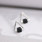 Geometrisches Dreieck - Schwarze Würfel-Ohrringe